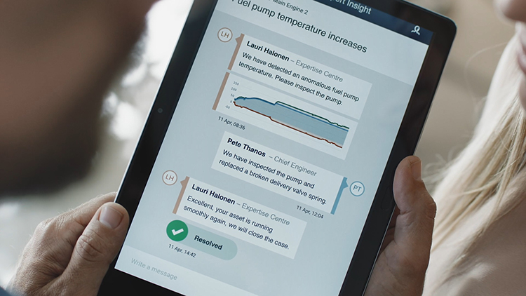 Expert Insight app with chat functionality on a tablet